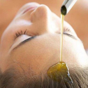 Нанесение оливкового масла на волосы
