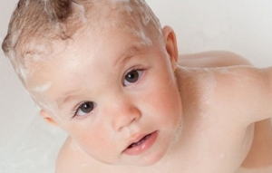 младенец с намыленными волосами