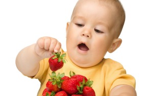 ребенок ест клубнику