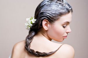 Маска на волосах девушки с цветком